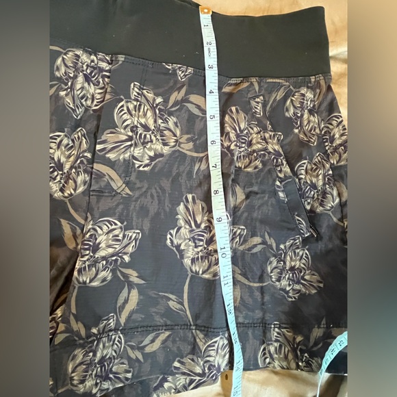 Athleta Trekkie North Printed Shorts Women's 12 Olive Army Green Floral like new - Picture 6 of 8